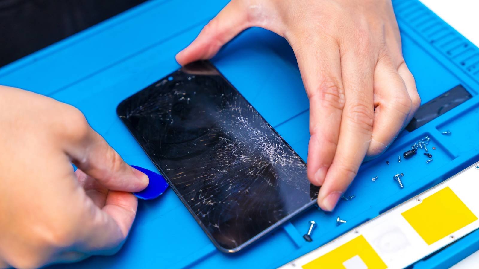 Android Phone Reparing Smartphone Repairability Matters More Now Than Ever Before