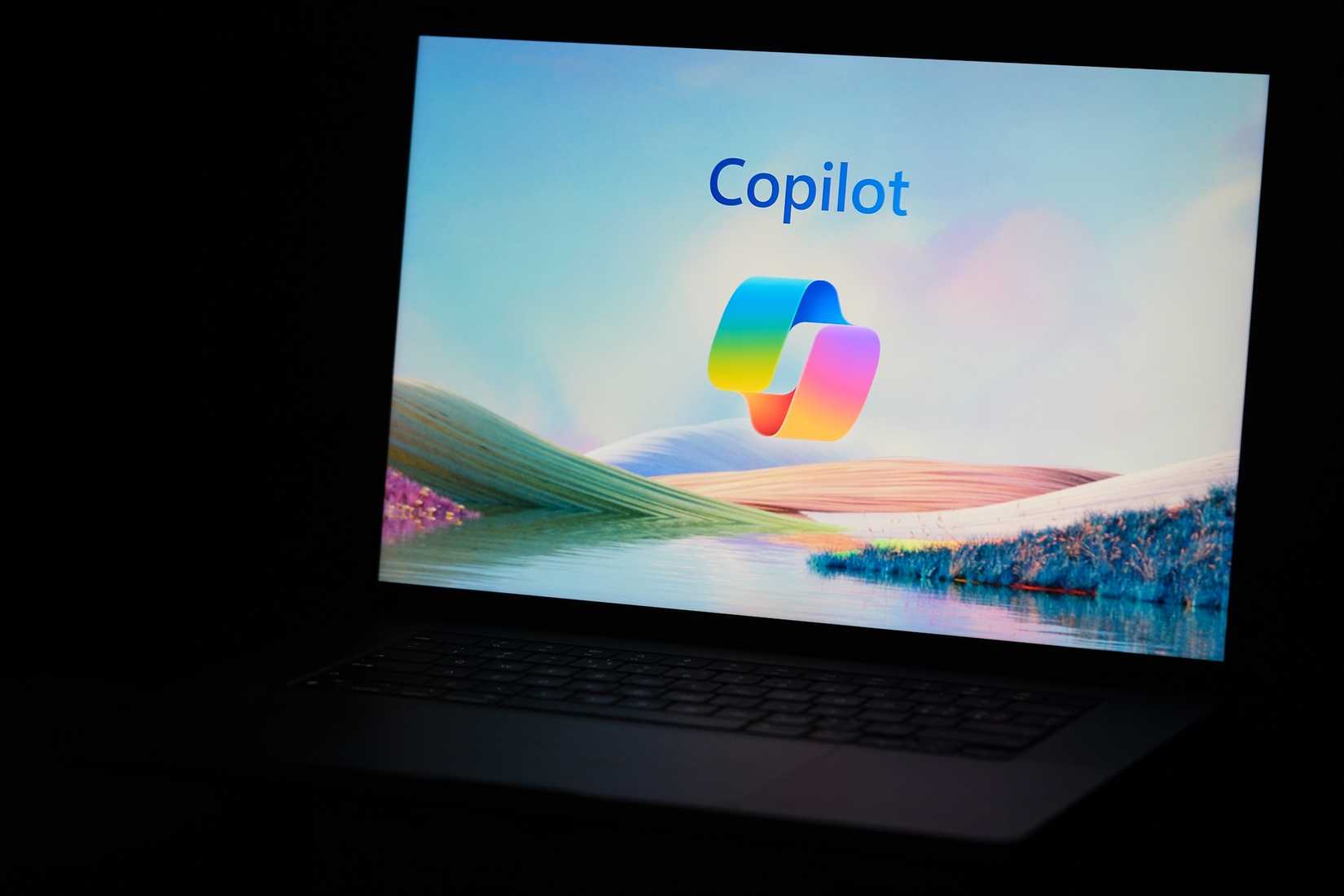 Logotipo de Coplit que aparece en una computadora portátil con Windows