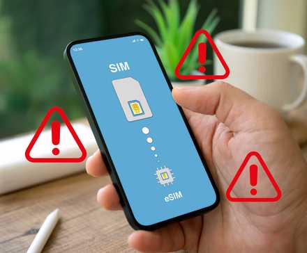 یک گوشی هوشمند که فعالسازی eSIM ناموفق را نشان میدهد، با نمادهای هشدار در اطراف دستگاه.