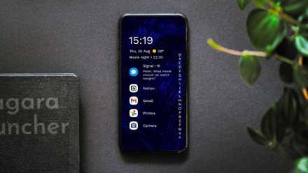 Téléphone Android sur fond gris affichant l'écran d'accueil de Niagara Launcher
