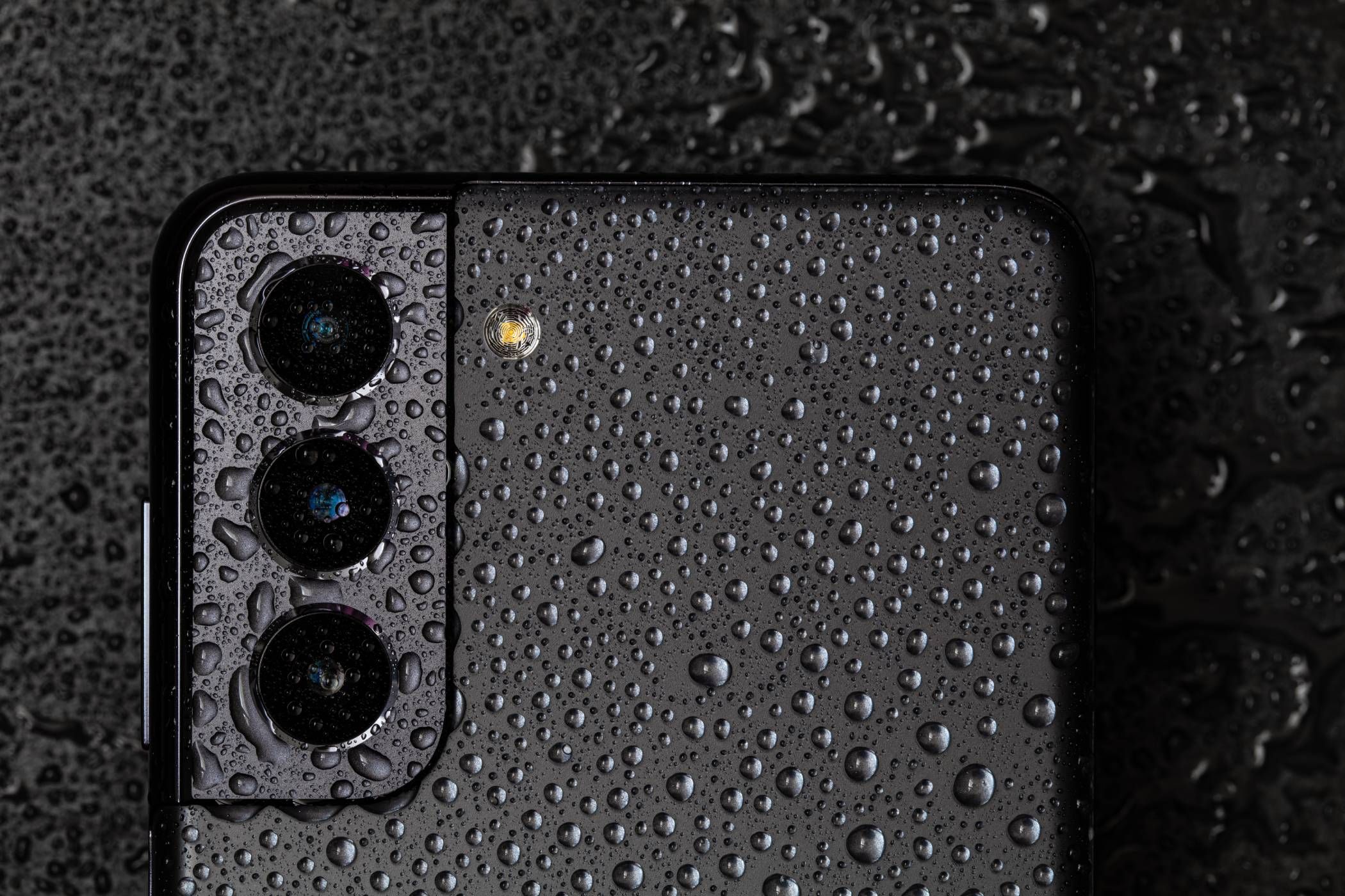 Teléfono Samsung con gotas de agua