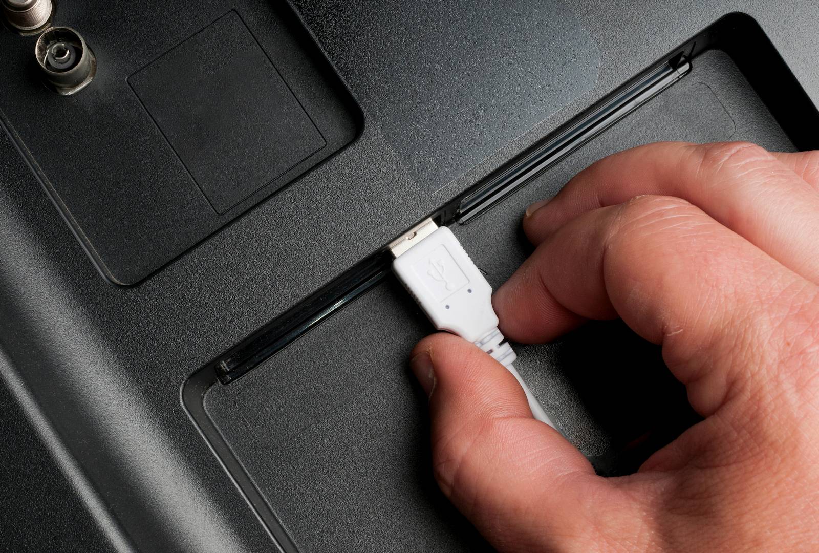 How to Connect Any Phone or Tablet to Your TV Using USB