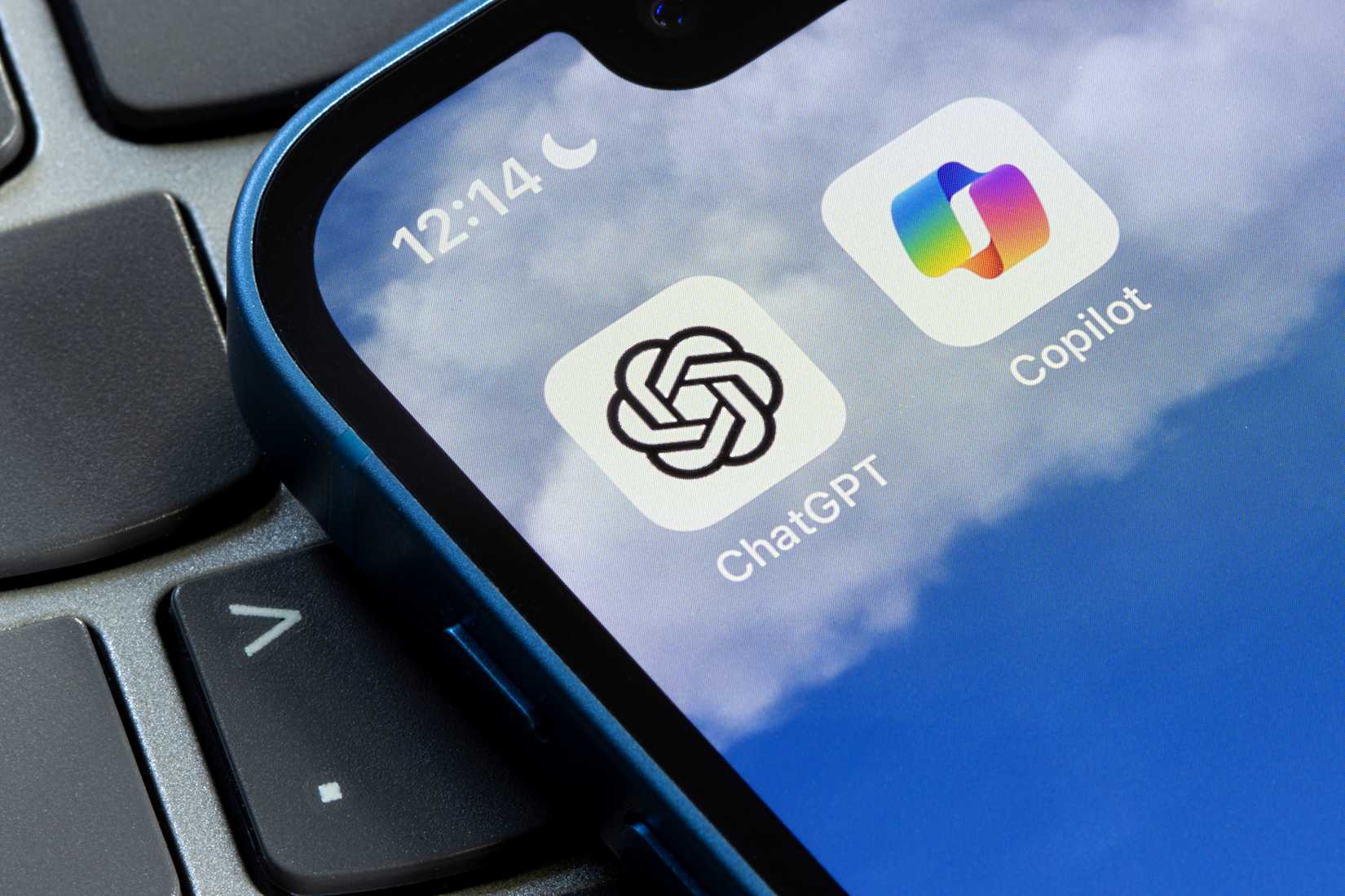 لوگوهای مایکروسافت Copilot و ChatGPT روی صفحهٔ گوشی هوشمند