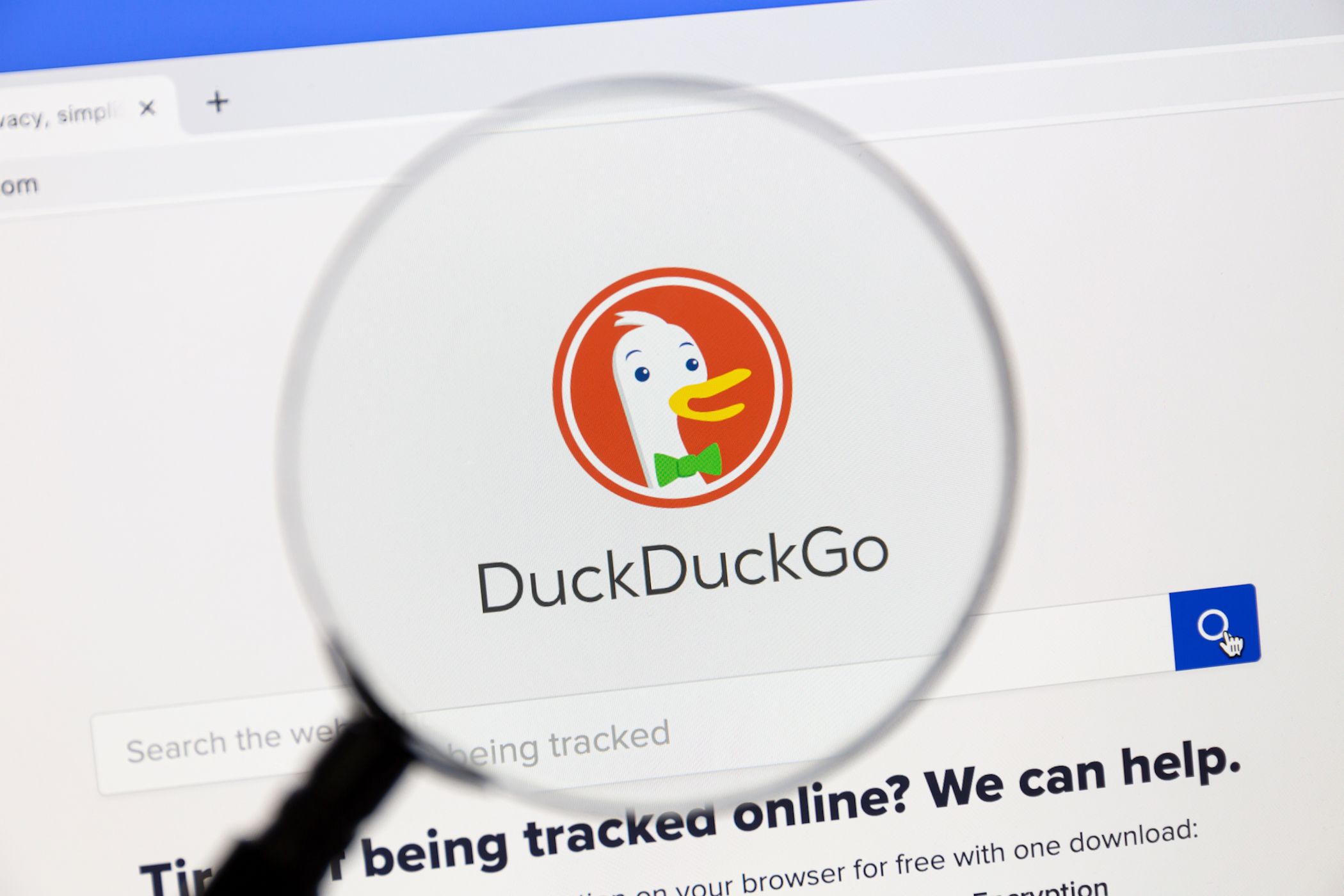 虫眼鏡を備えた Duckduckgo のホームページ。