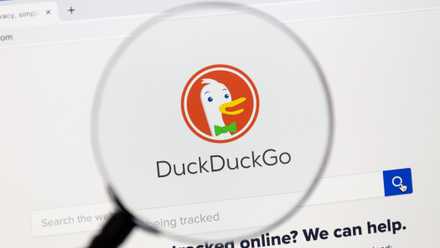 虫眼鏡を備えた Duckduckgo のホームページ。