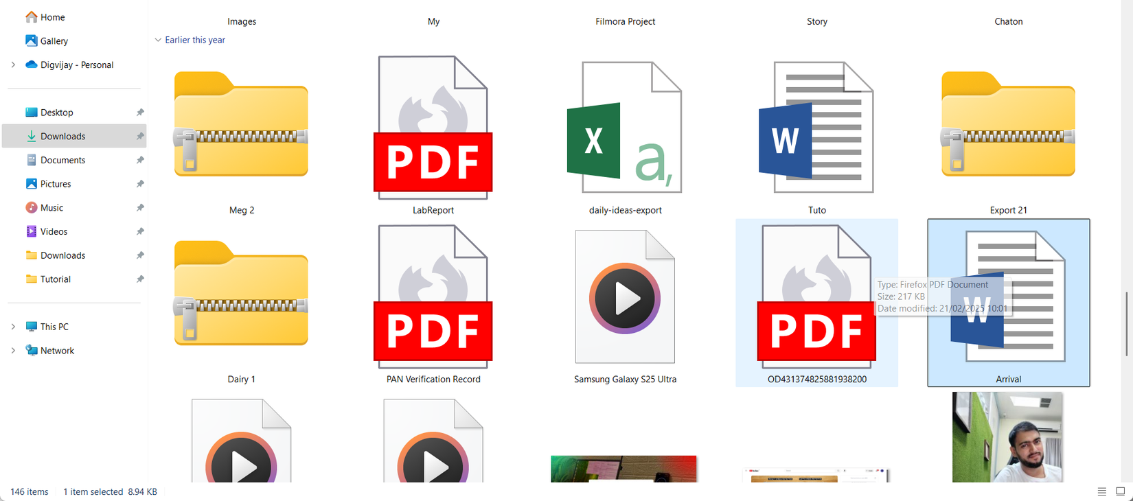 File Explorer window showing clutter in the Downloads folder