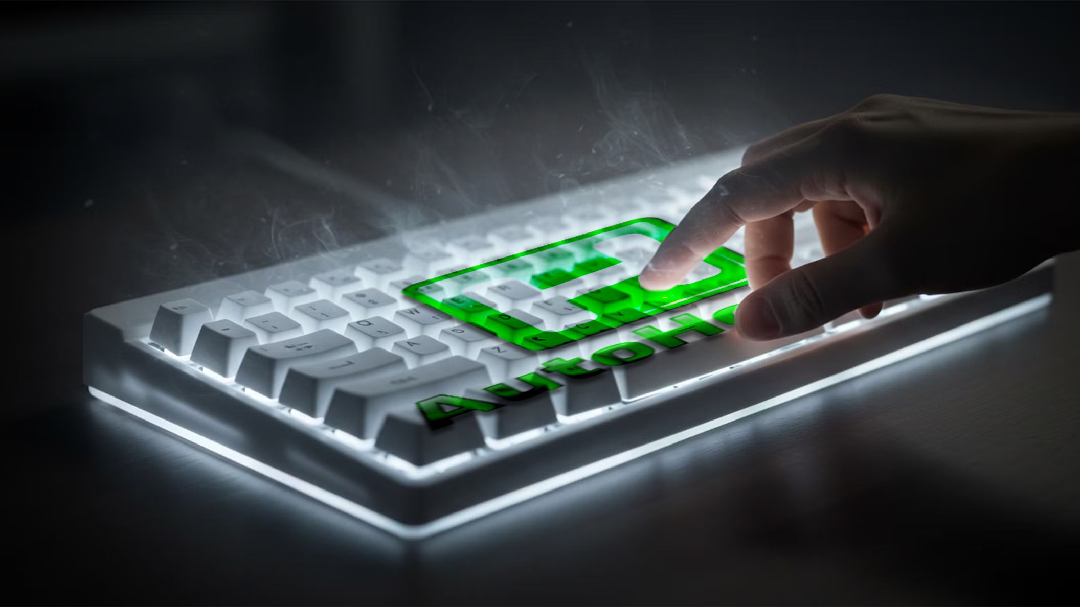 Logotipo de AutoHotKey en un teclado blanco brillante