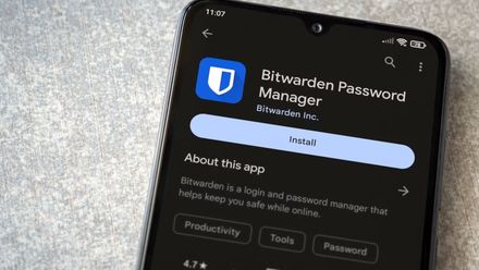உங்கள் ஸ்மார்ட்போன் திரையில் bitwarden கடவுச்சொல் நிர்வாகி நிறுவல் பக்கம்