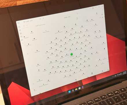 Obsidianのグラフビューが表示されたノートPC