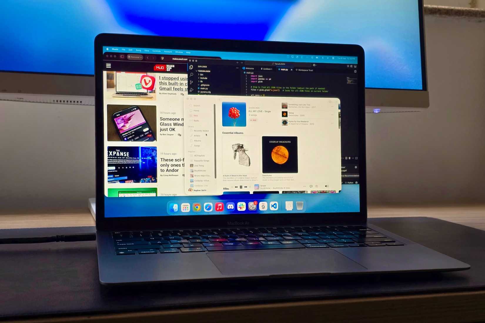 MacBook Air conectado a un monitor con varias ventanas abiertas