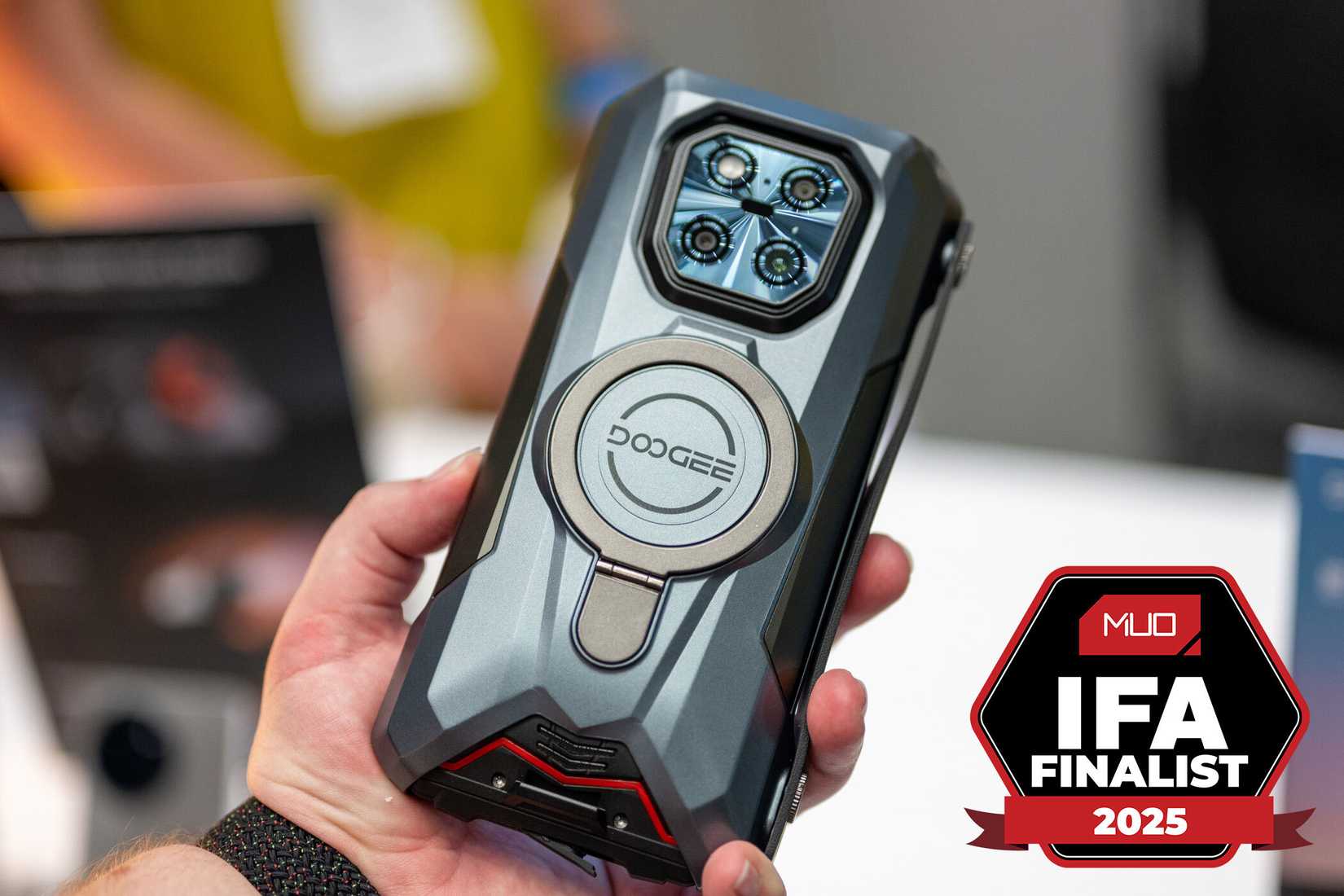 Person-holding-the-DOOGEE-V-Max-Play-with-MakeUseOf-IFA-2025-Finalist-Award.