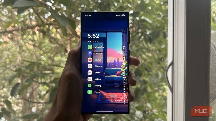 a person holding a samsung galaxy s24 ultra running niagra launcher