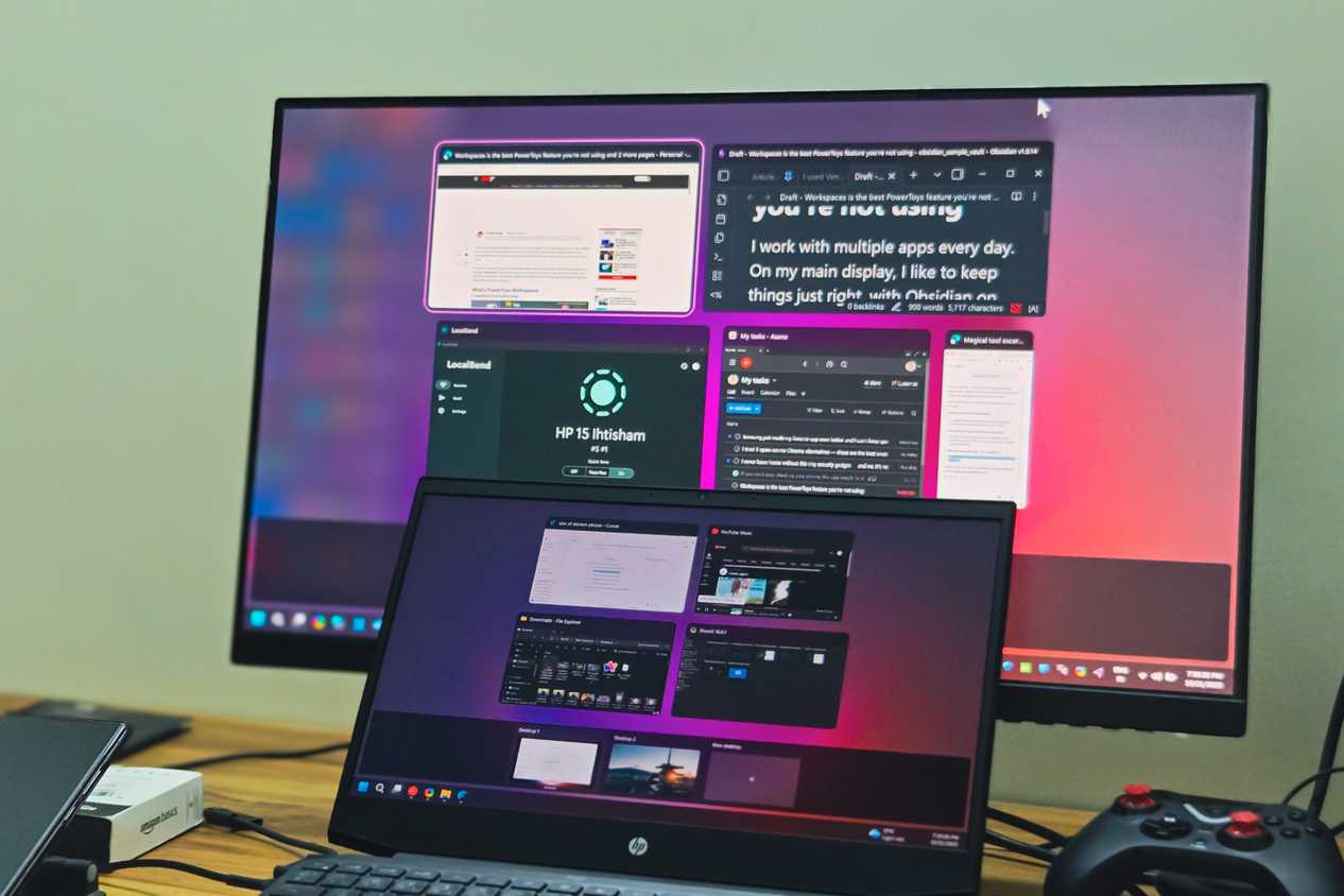 An HP Laptop and a BENQ monitor dual display setup kept on a wooden table