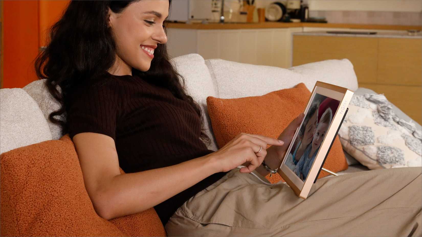 Woman looking at a photo on the Arzopa D14