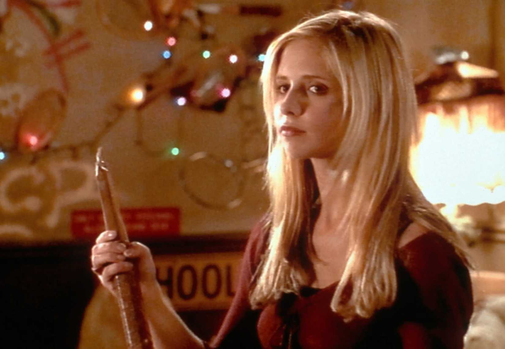 Sarah Michelle Gellar in Buffy the Vampire Slayer holding a stake.