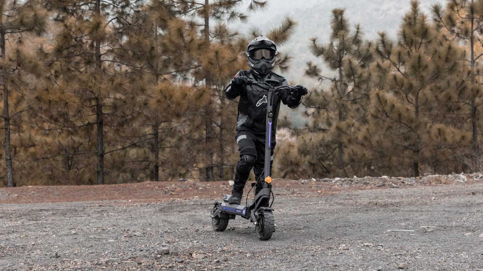Rider posing on the Ausom DT2 PRO, gravel path