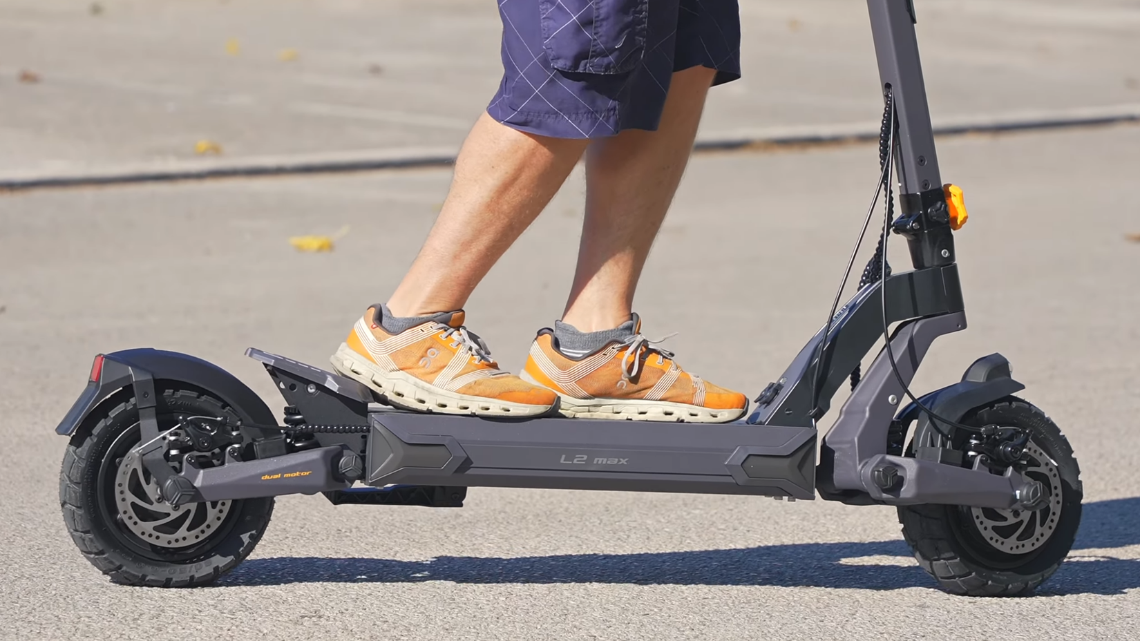 Ausom L2 Max Dual Motor scooter, closeup on wheels