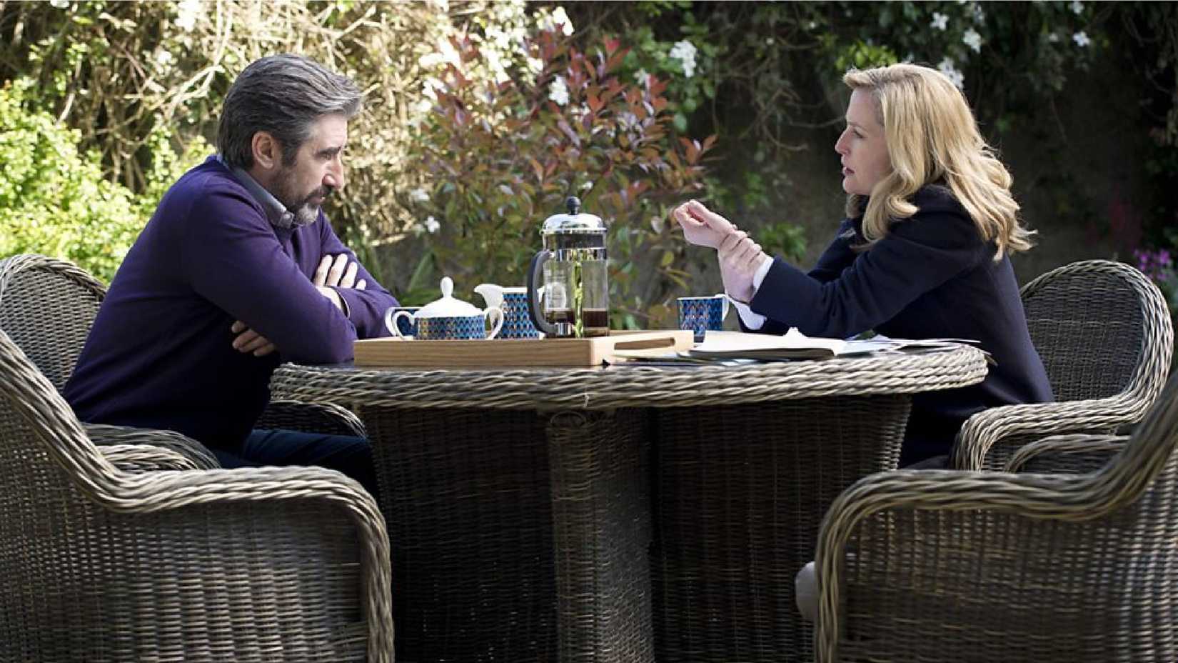 Stella Gibson talks with Jim Burns in The Fall