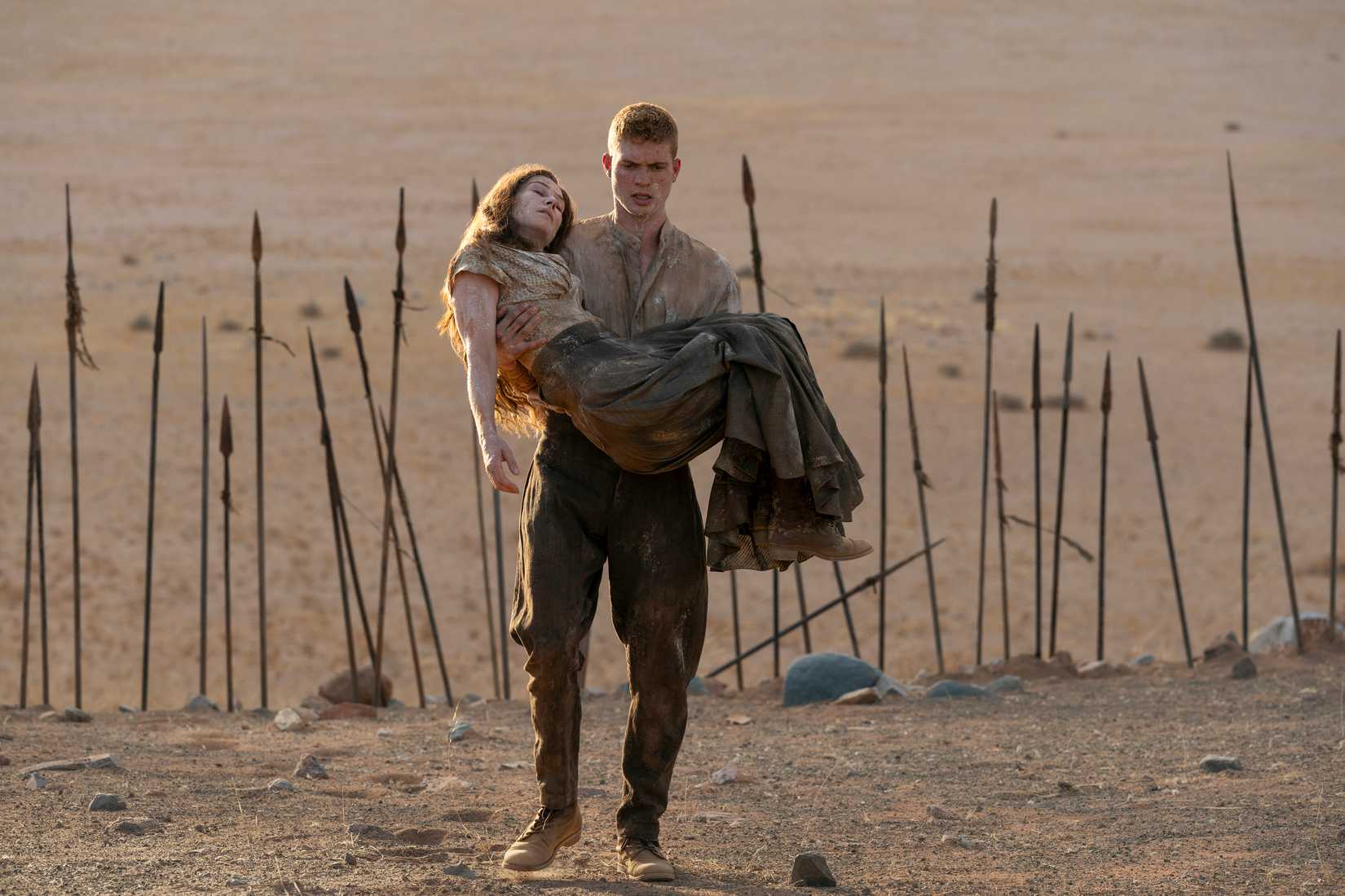 Rand carries Moiraine in The Road to the Spear