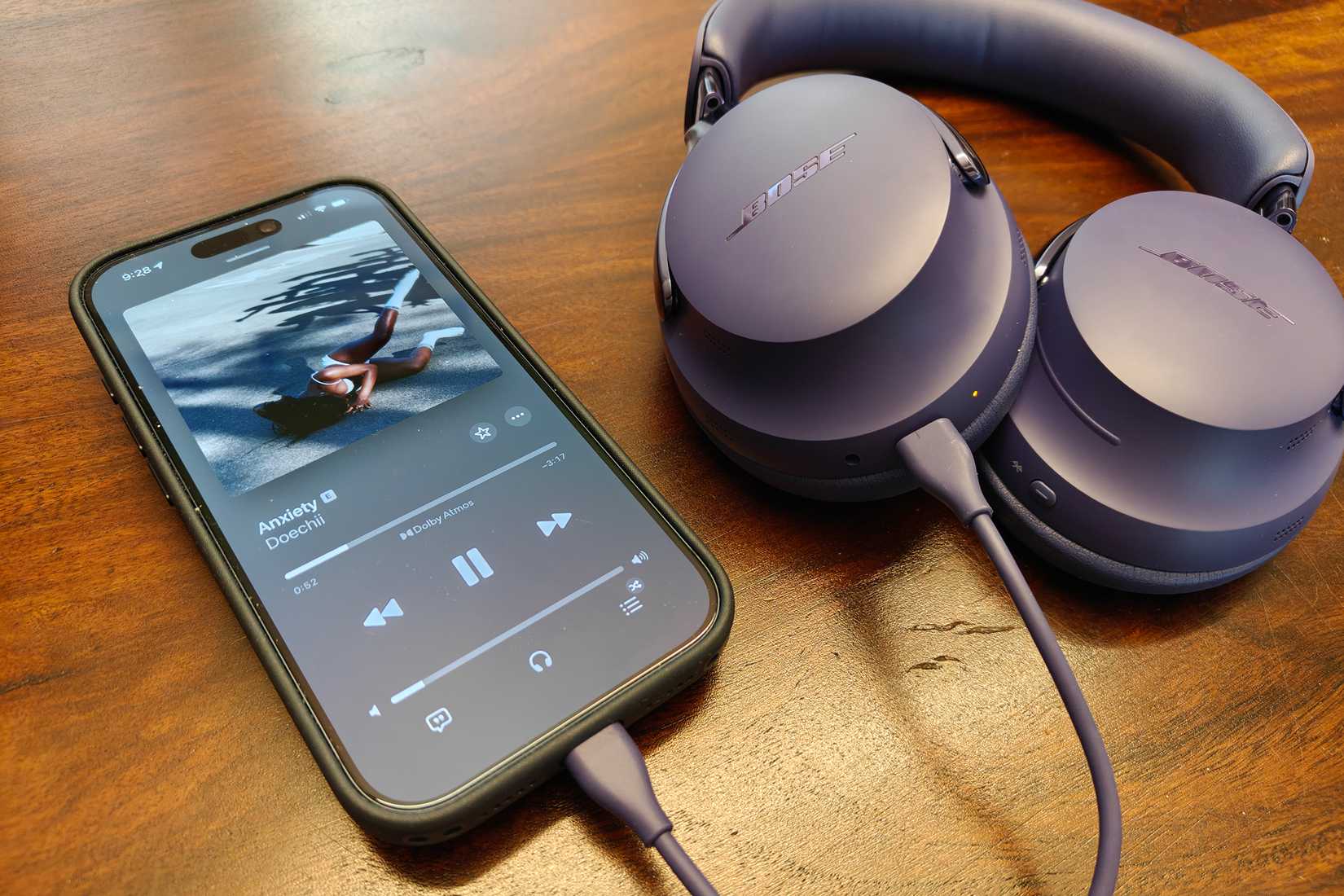 The Bose Quitfort Ultra 2 headphones connect to the iPhone via USB-C.