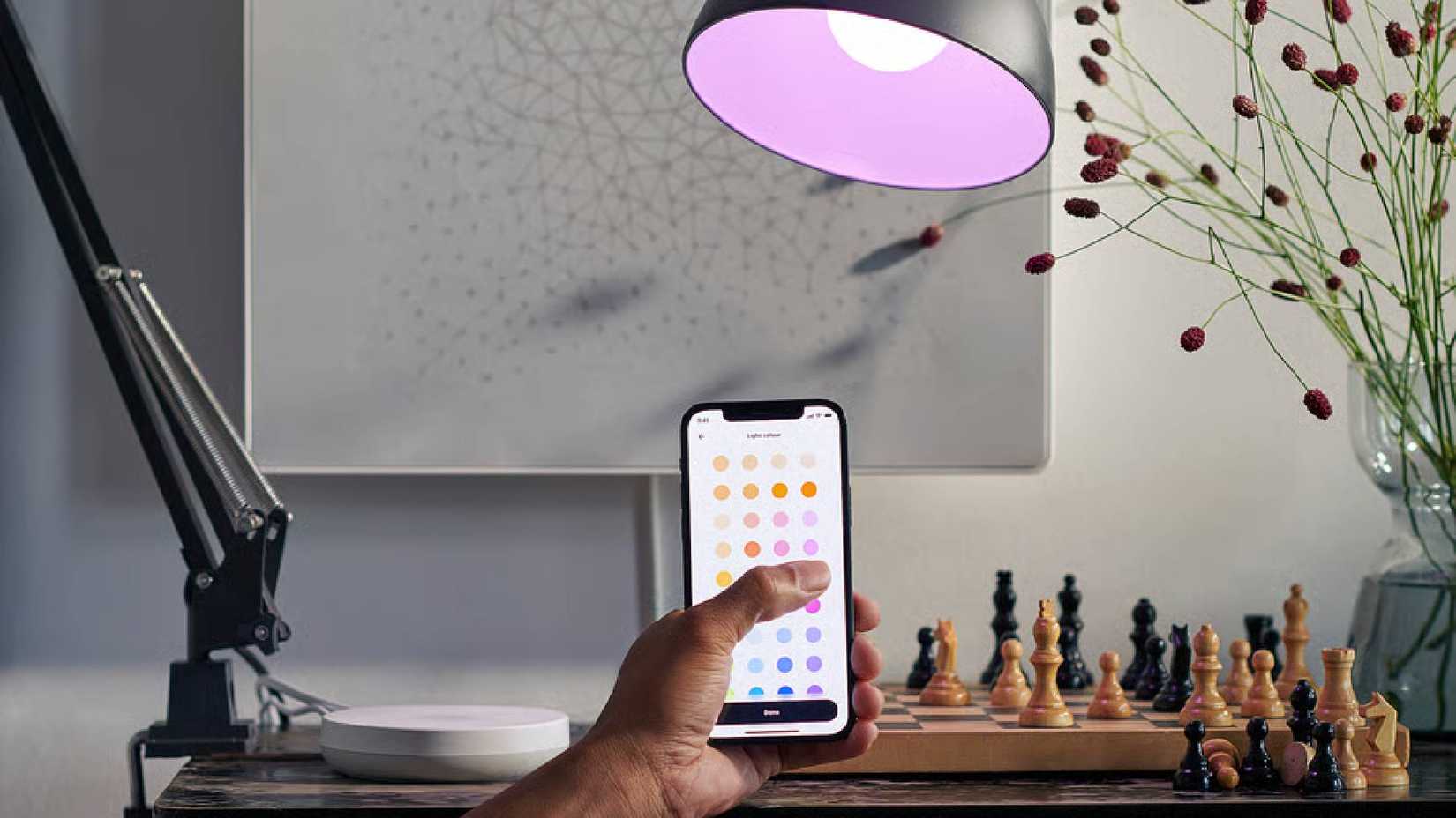 The Dirigera Hub changing a light bulb color