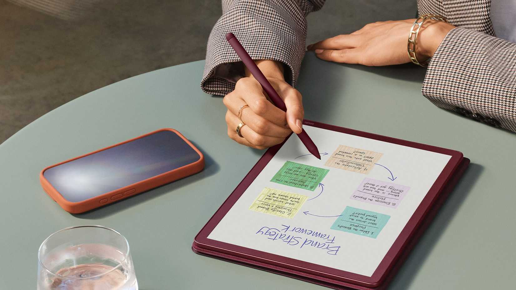 El nuevo Kindle Scribe Colorsoft de Amazon muestra una lista de tareas escrita a mano en su pantalla de tinta electrónica a color.