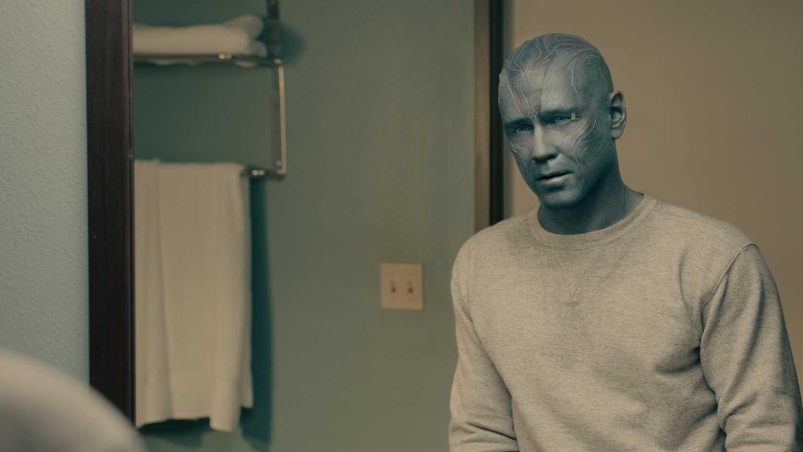 John Sugar como un extraterrestre en Sugar