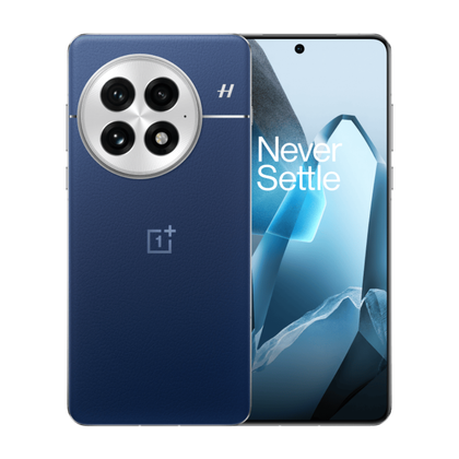 هاتف OnePlus 13 باللون الأزرق في العرض.