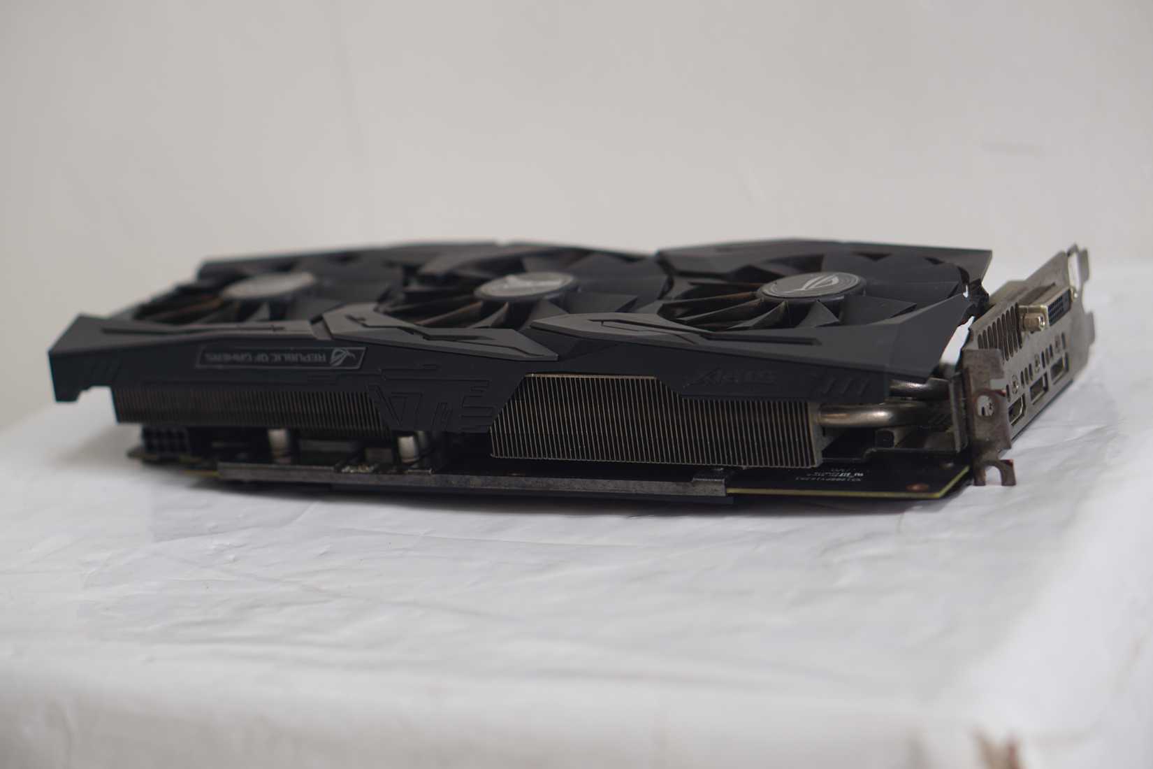 ROG RX 580 side profile