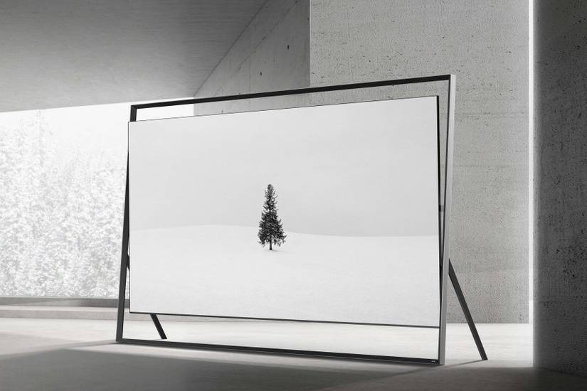 Una representación del televisor Samsung de 130 pulgadas en una habitación de concreto, que muestra un árbol contra un paisaje nevado.