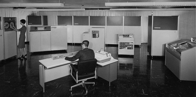 Установка Burroughs B5500 в офисе