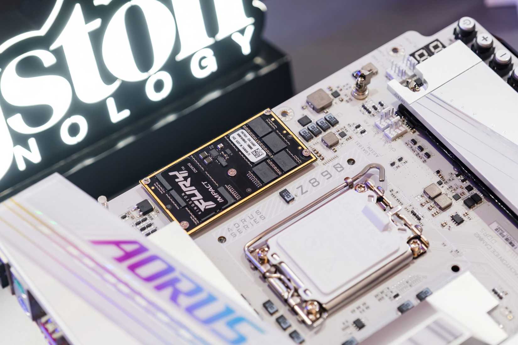 Módulo de memoria CAMM2 en computadora portátil