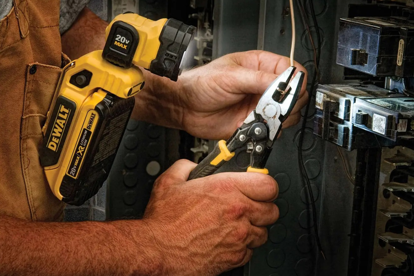 لامپ Dewalt DCL044 آویزان بر تعمیرات فشرده‌سازی سیم