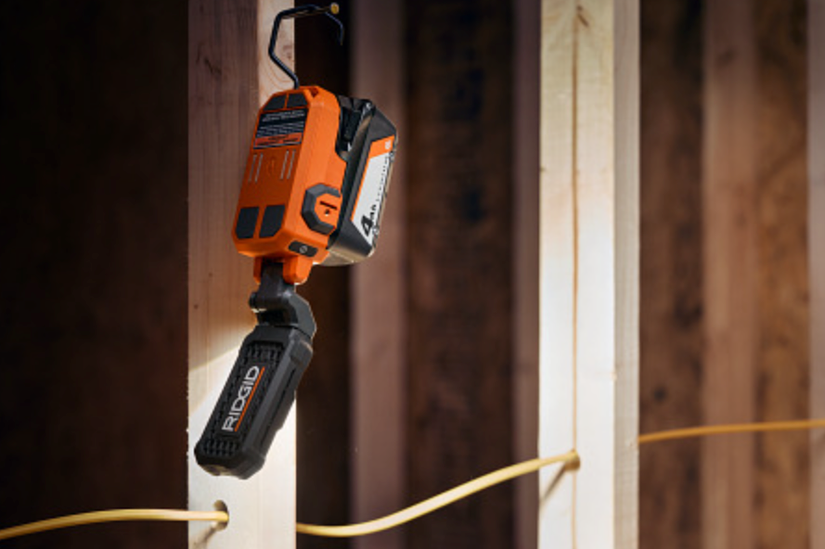 نور Ridgid R86901B آویزان بر تیر چوبی