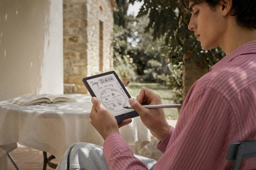 Man using a Go 6 Gen II with a Stylus while sitting at a cafe table