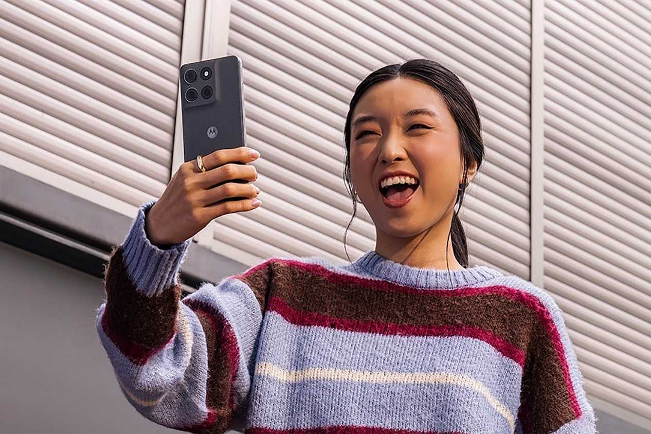 moto g stylus 2026 with girl