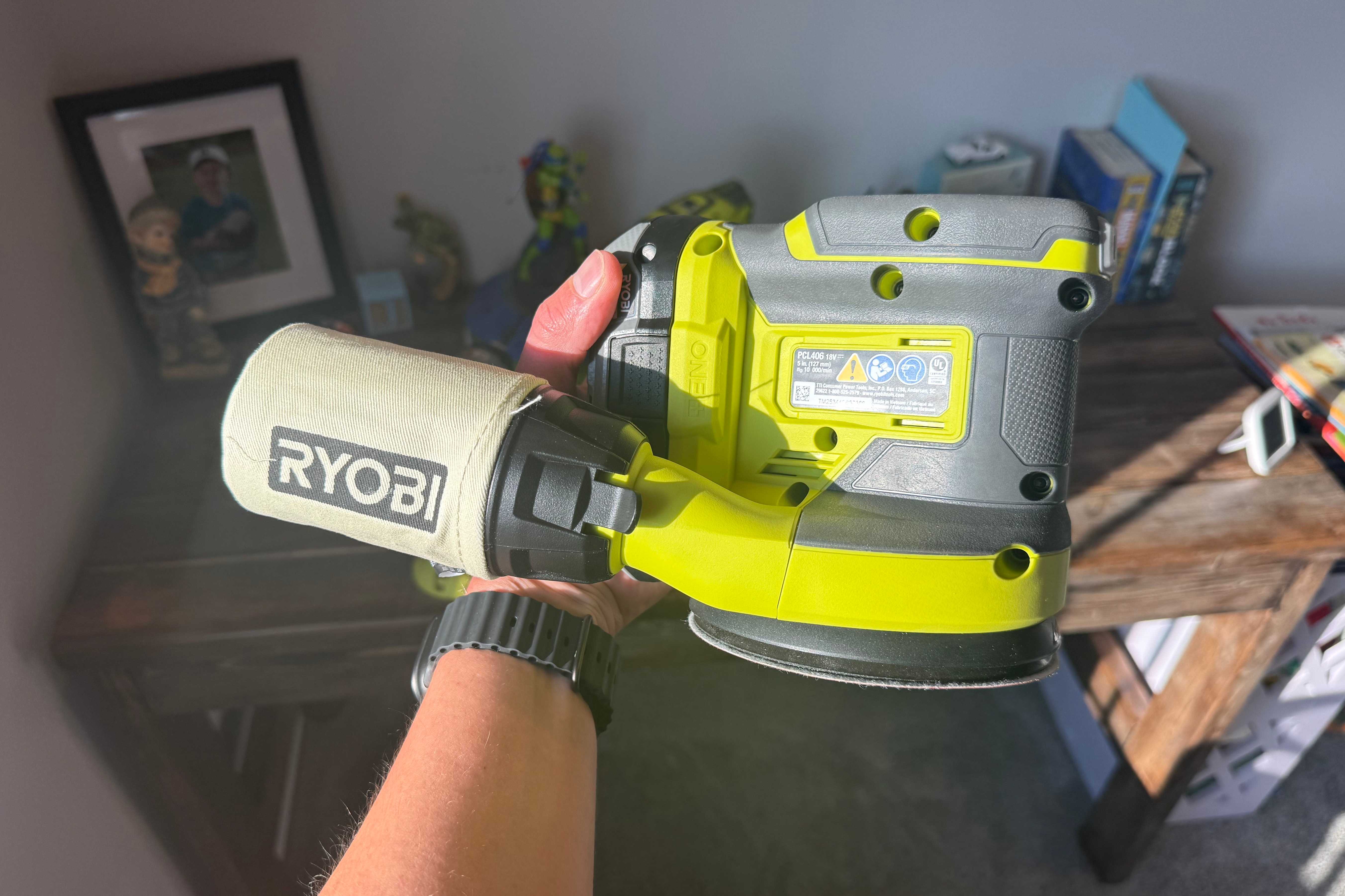 ryobi sander in hand