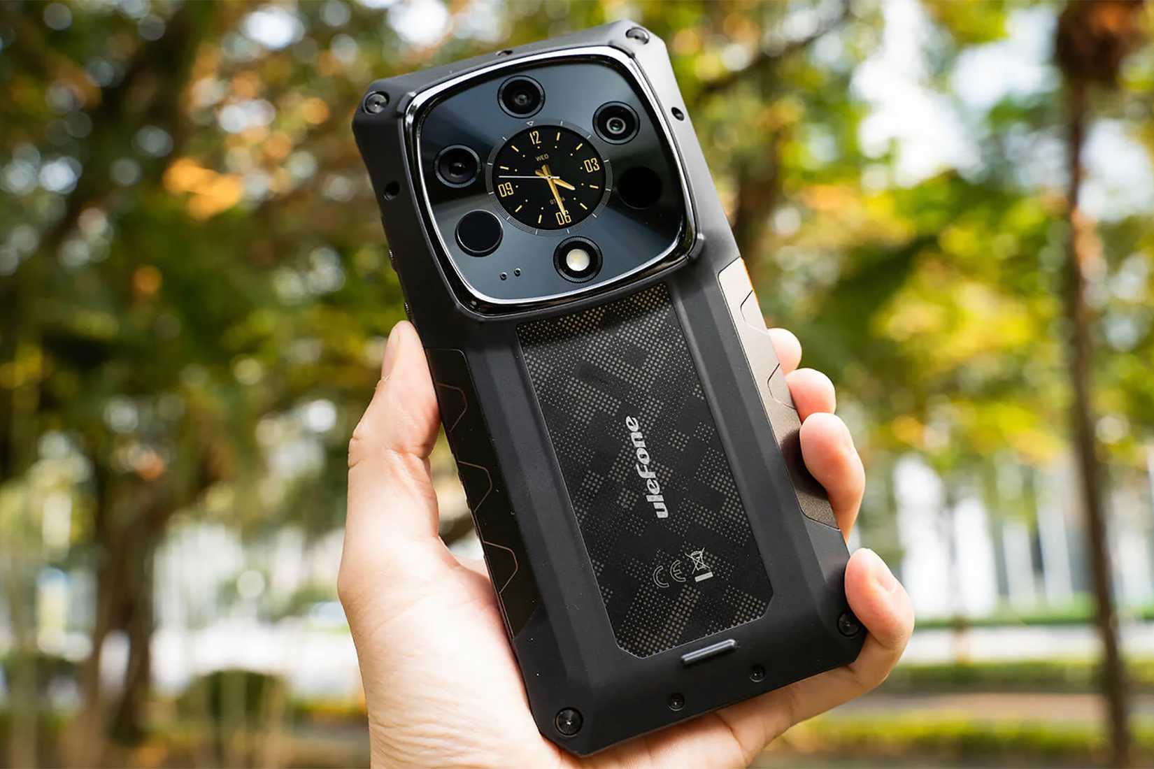 Le smartphone Ulephone Armor 28 est en main.