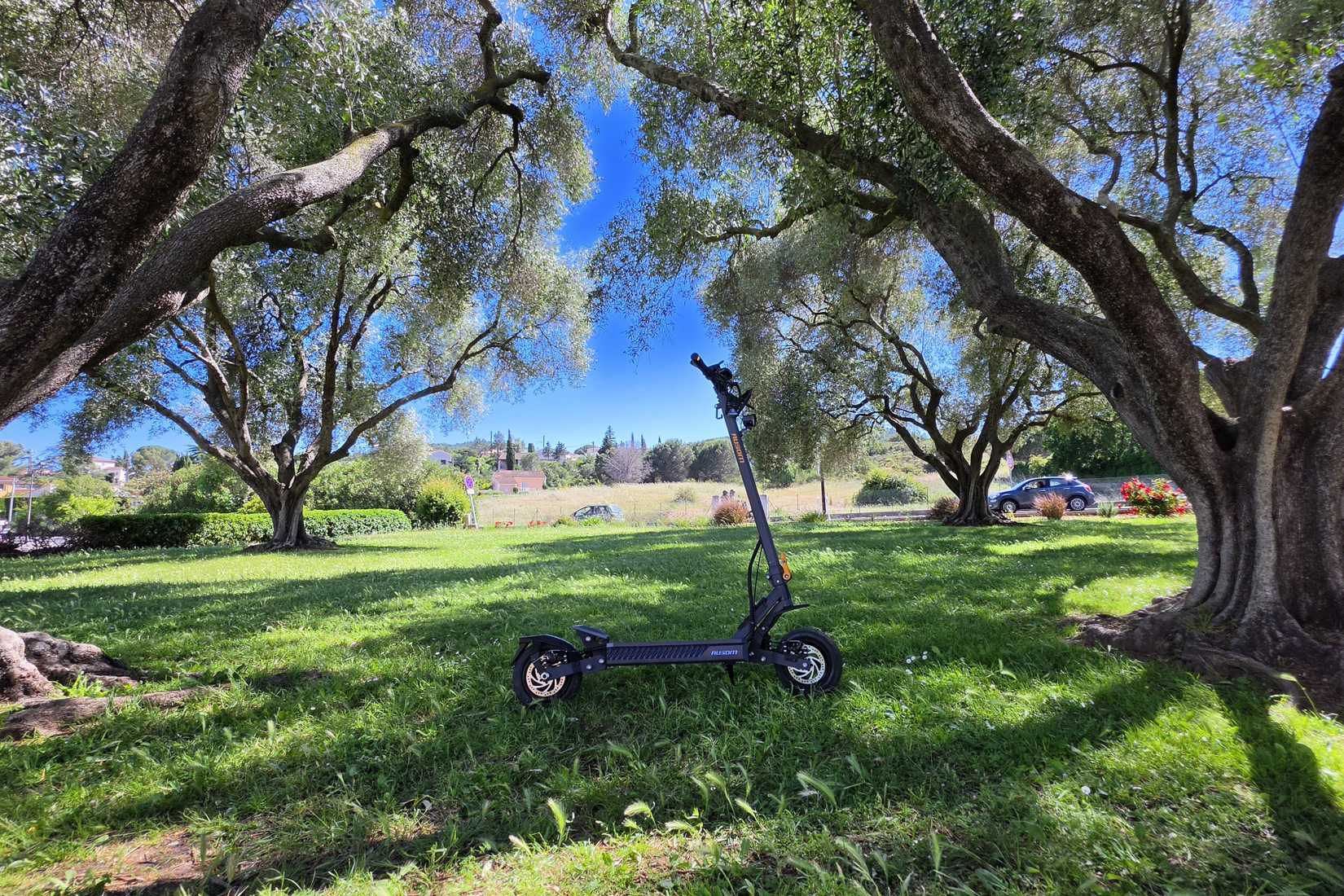 Side view of the Ausom Gosoul 2 between some trees.