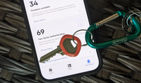 passkeys-prompt-on-1password-iphone-with-keyring-near-device