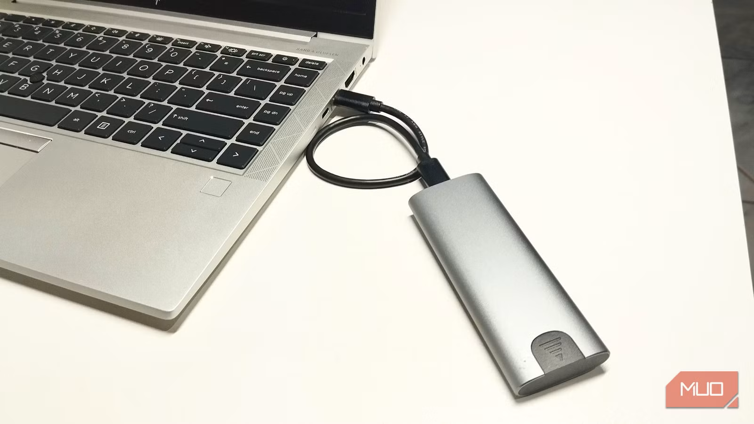 Внешний накопитель в корпусе на рабочем месте Внешний бокс для NVMe накопителя, используемый как внешний SSD