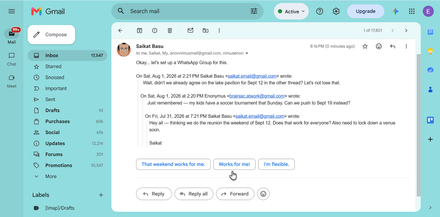 Smart Reply quick-response buttons under a Gmail message.