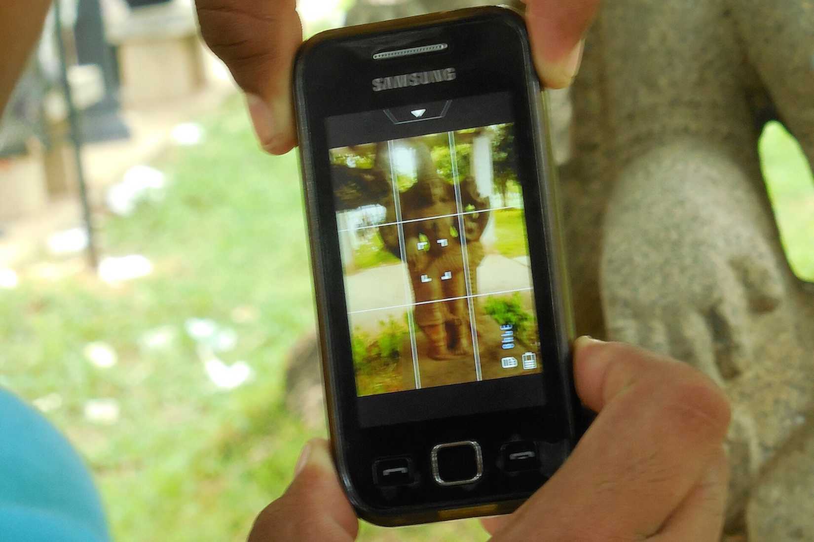 Picture being taken using the Samsung Wave 525 running on Bada.