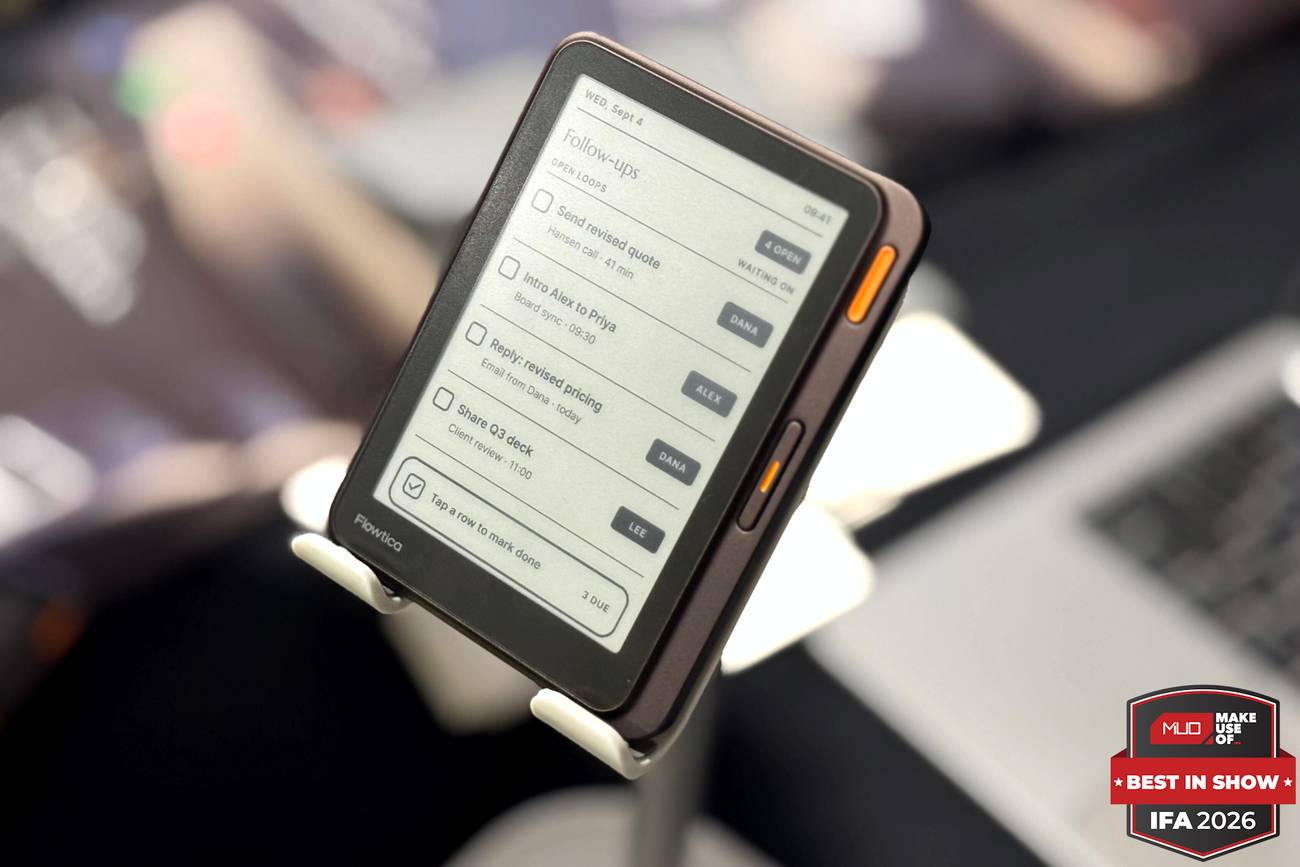 flowtica verso e-ink screen with tasks.