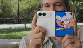 A man holding the iPhone Duo up with a Kid Cue Peanuts animation on the front screen.