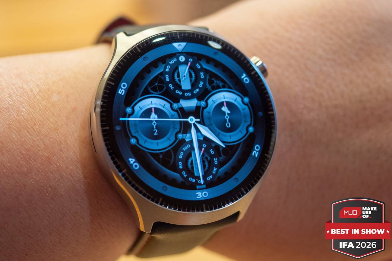 motorola-moto-watch-ultra-watch-face-1-with-award.