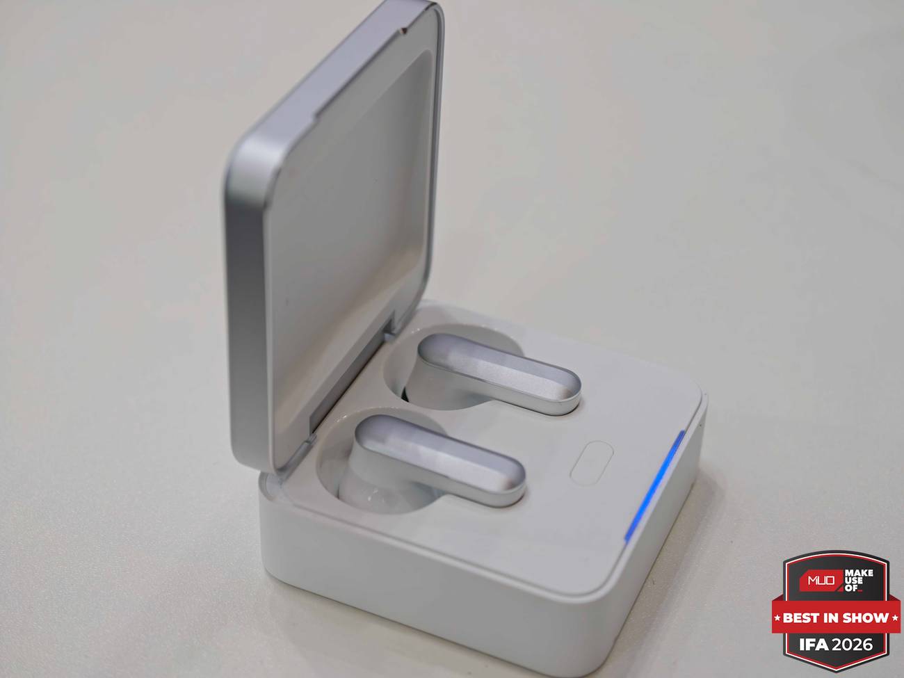 plaud one earbuds in case.