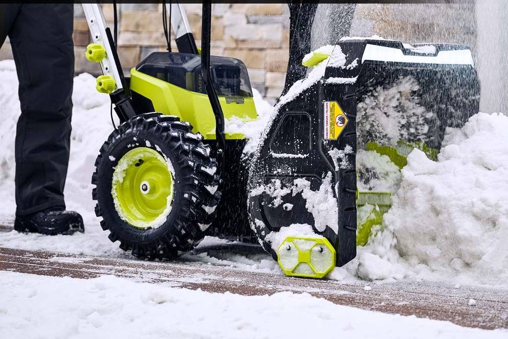 Четыре дорогих инструмента Ryobi, на которые стоит накопить Двухступенчатый снегоуборщик Ryobi 40V HP Whisper Series