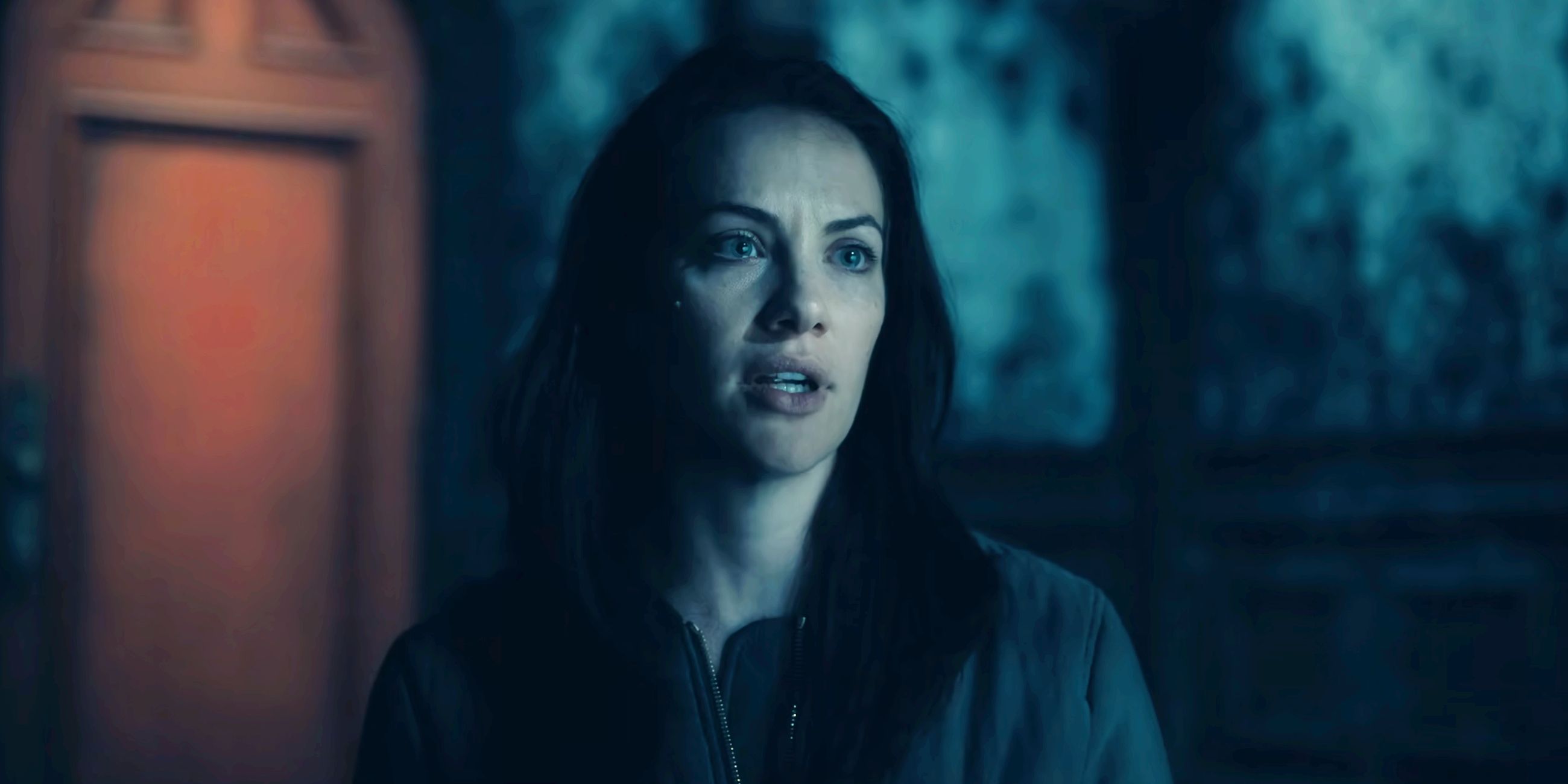 kate-siegel-as-theo-in-the-red-room-in-the-haunting-of-hill-house.jpg