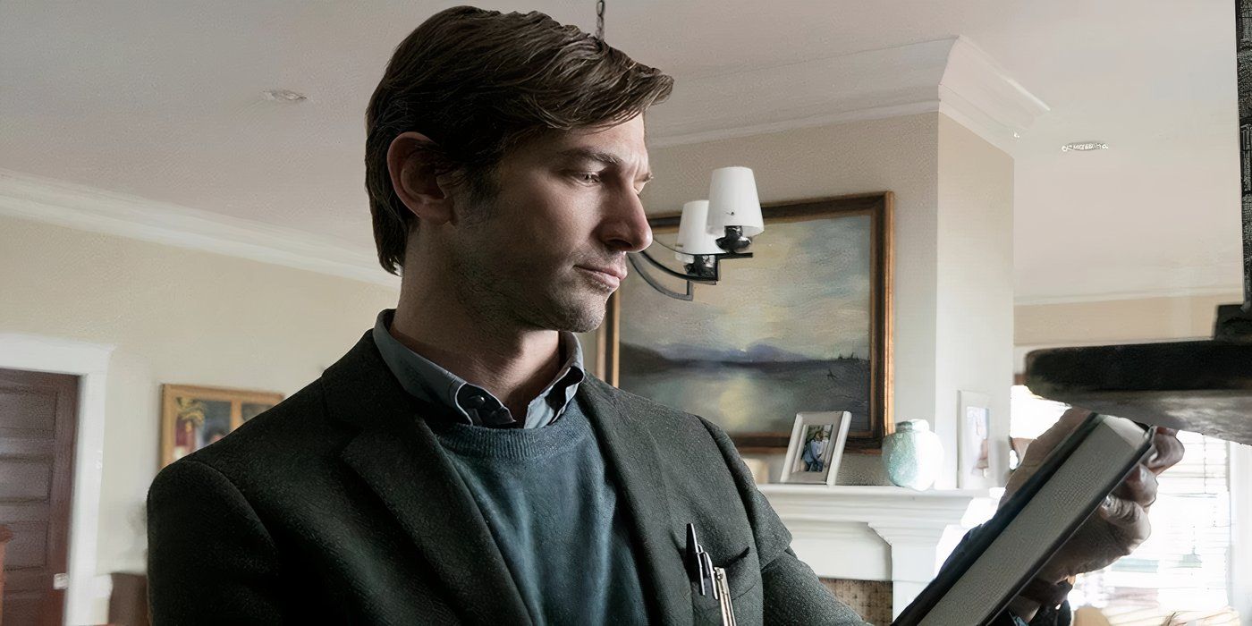 michiel-huisman-s-steven-looking-at-his-own-book-in-the-haunting-of-hill-house.jpg